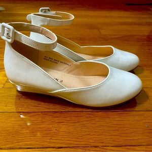 Girls shoes size 3 very nice and confortable .. wore once!